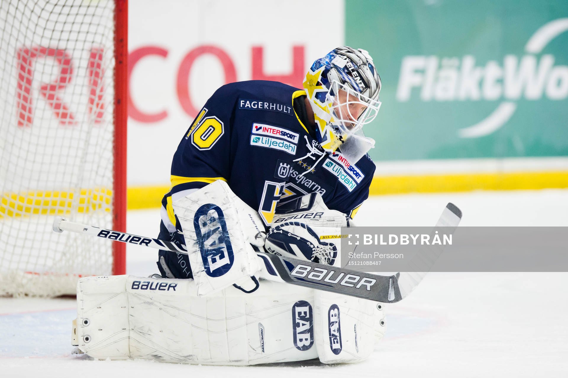 s målvakt Erik Ersberg räddar