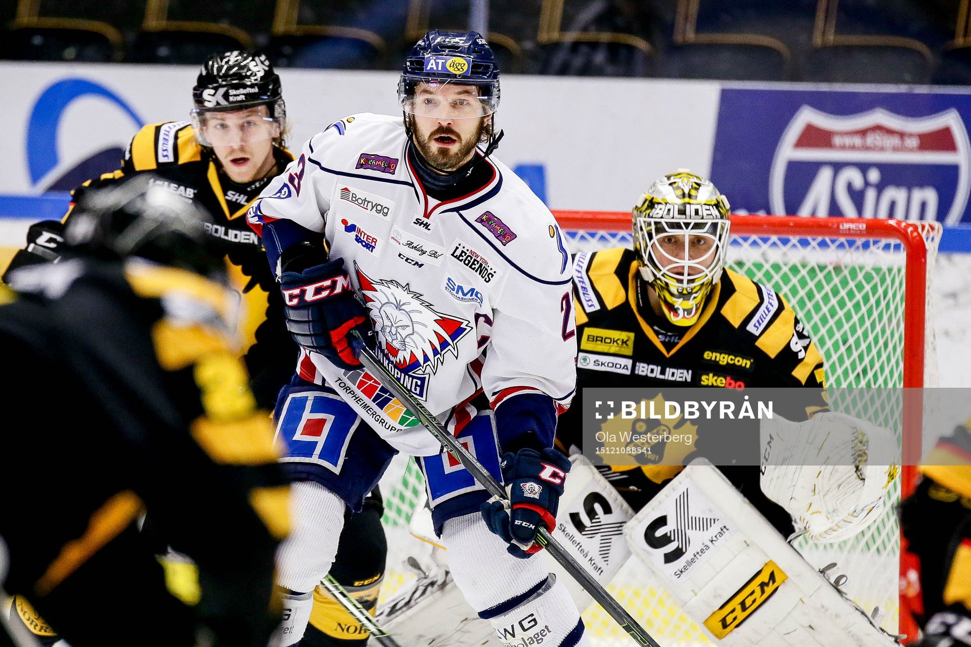 Skellefteås Anton Lindholm och målvakt Markus Svensson