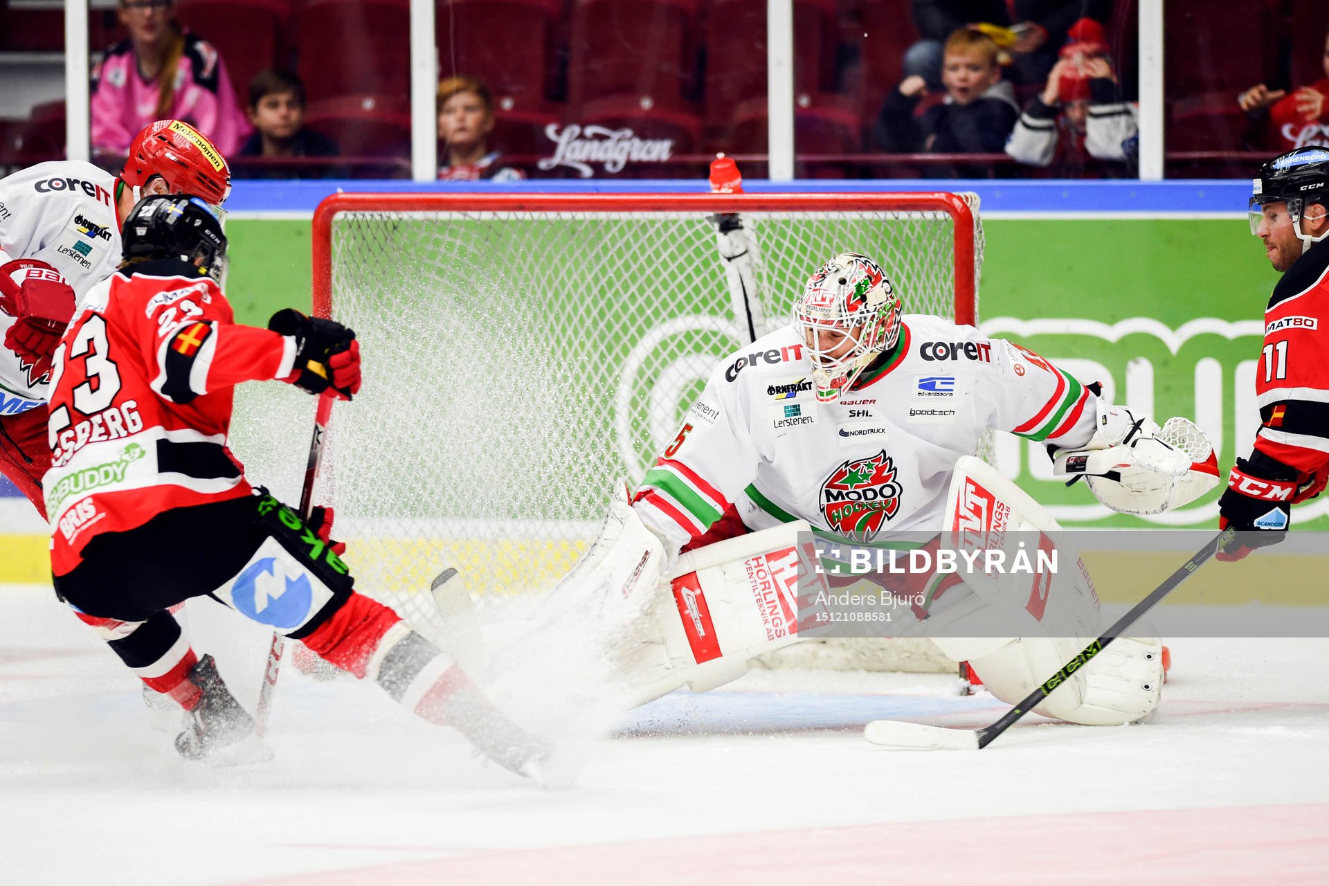 Malmö Redhawks Christoffer Forsberg och Modos målvakt