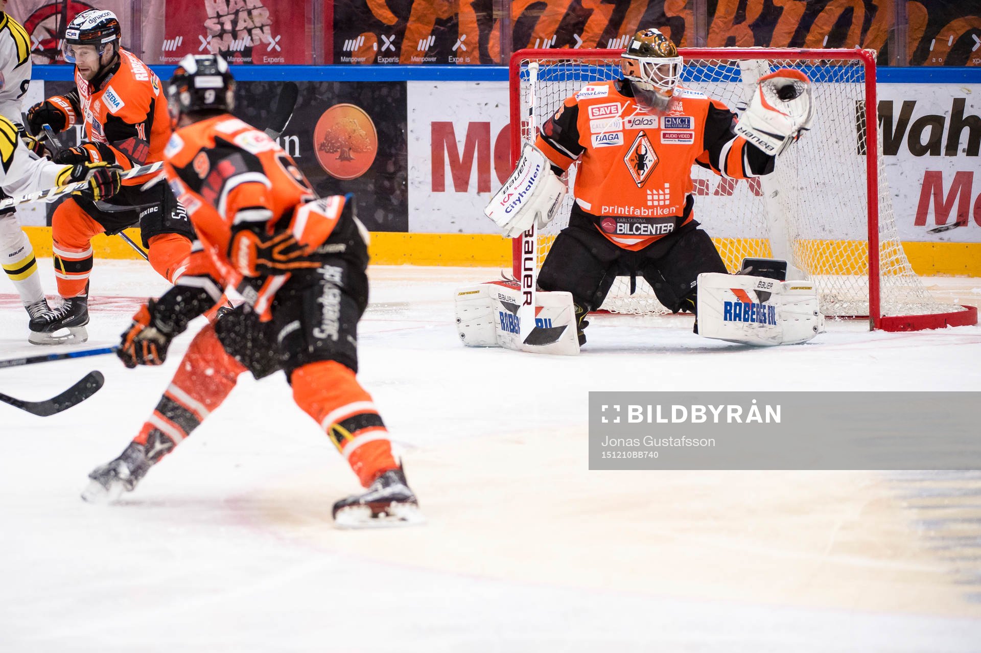 Karlskronas målvakt Linus Fernström  räddar en puck