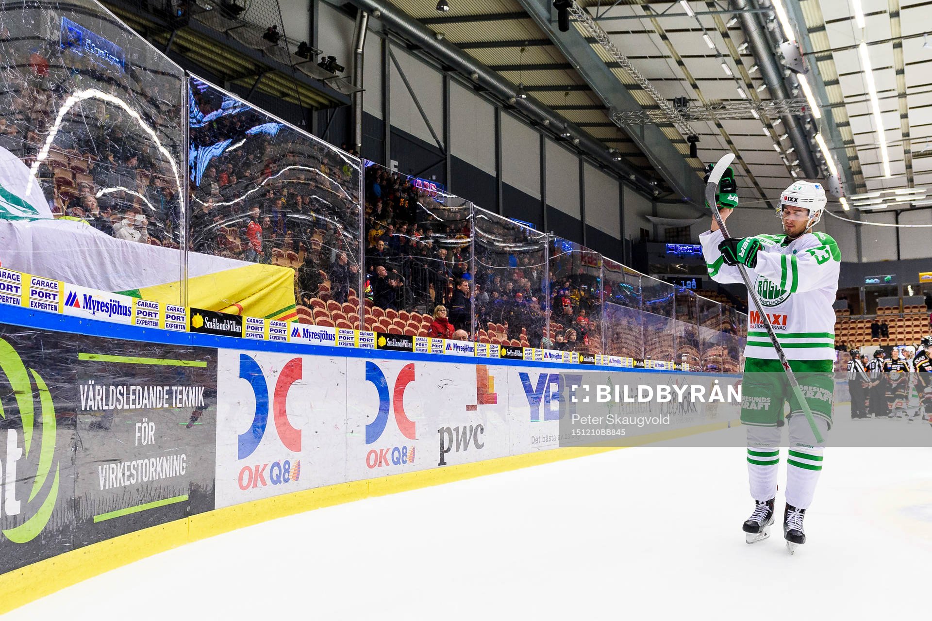 Rögle spelarna tackar deras tillresta supportrar