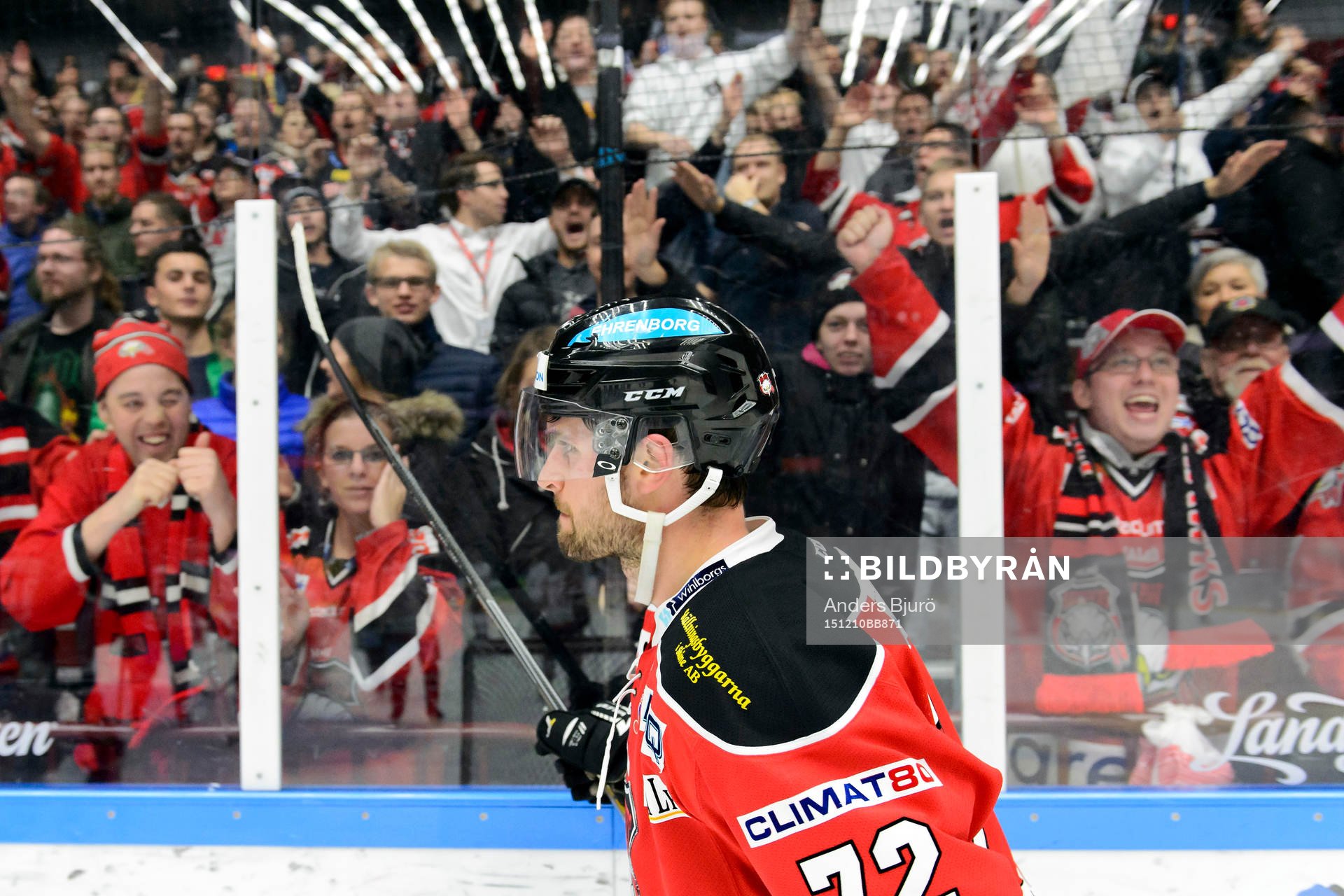 Malmö Redhawks T.J. Galiardi jublar med sina supporters