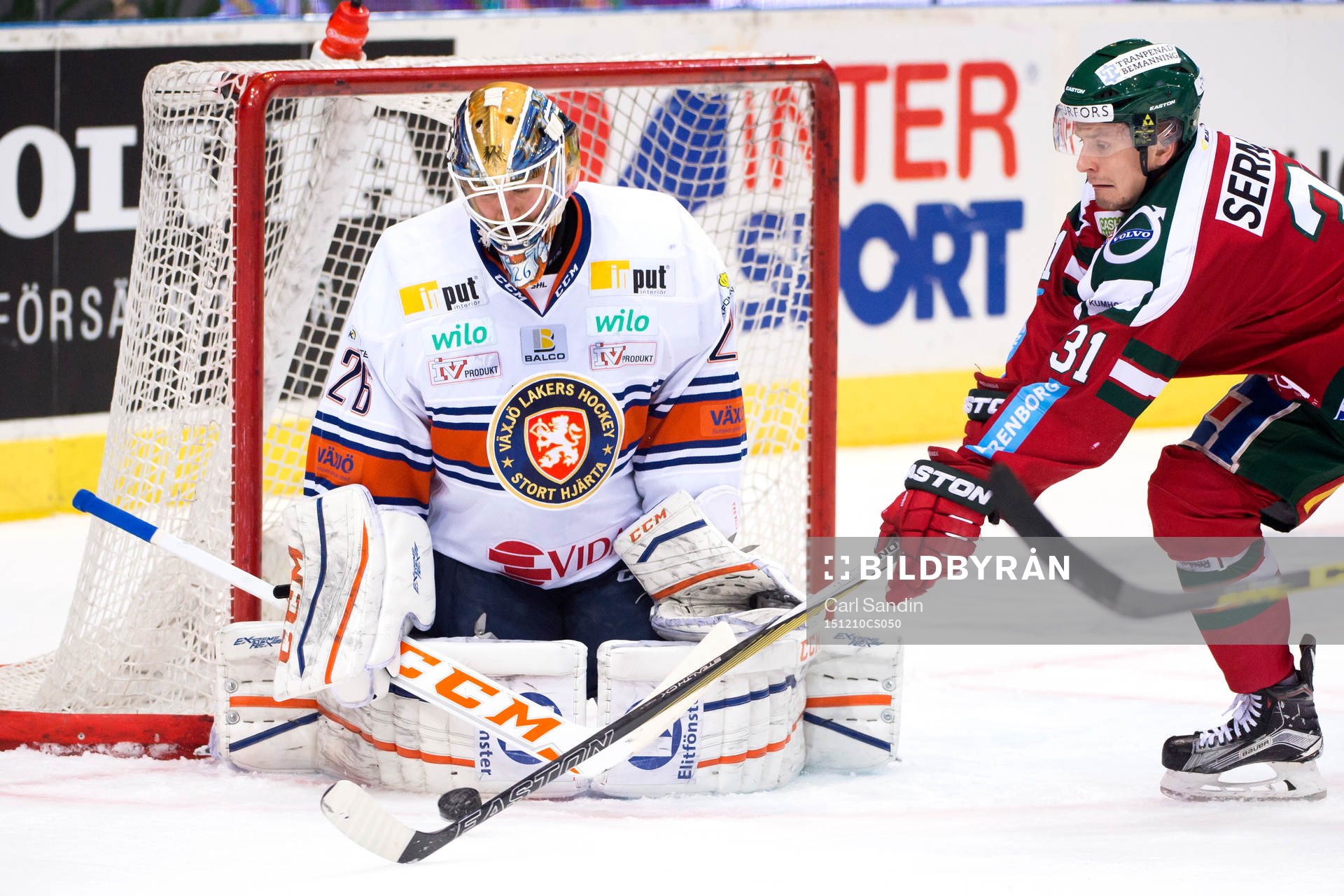 Frölundas Nicklas Lasu oroar framför Växjös målvakt