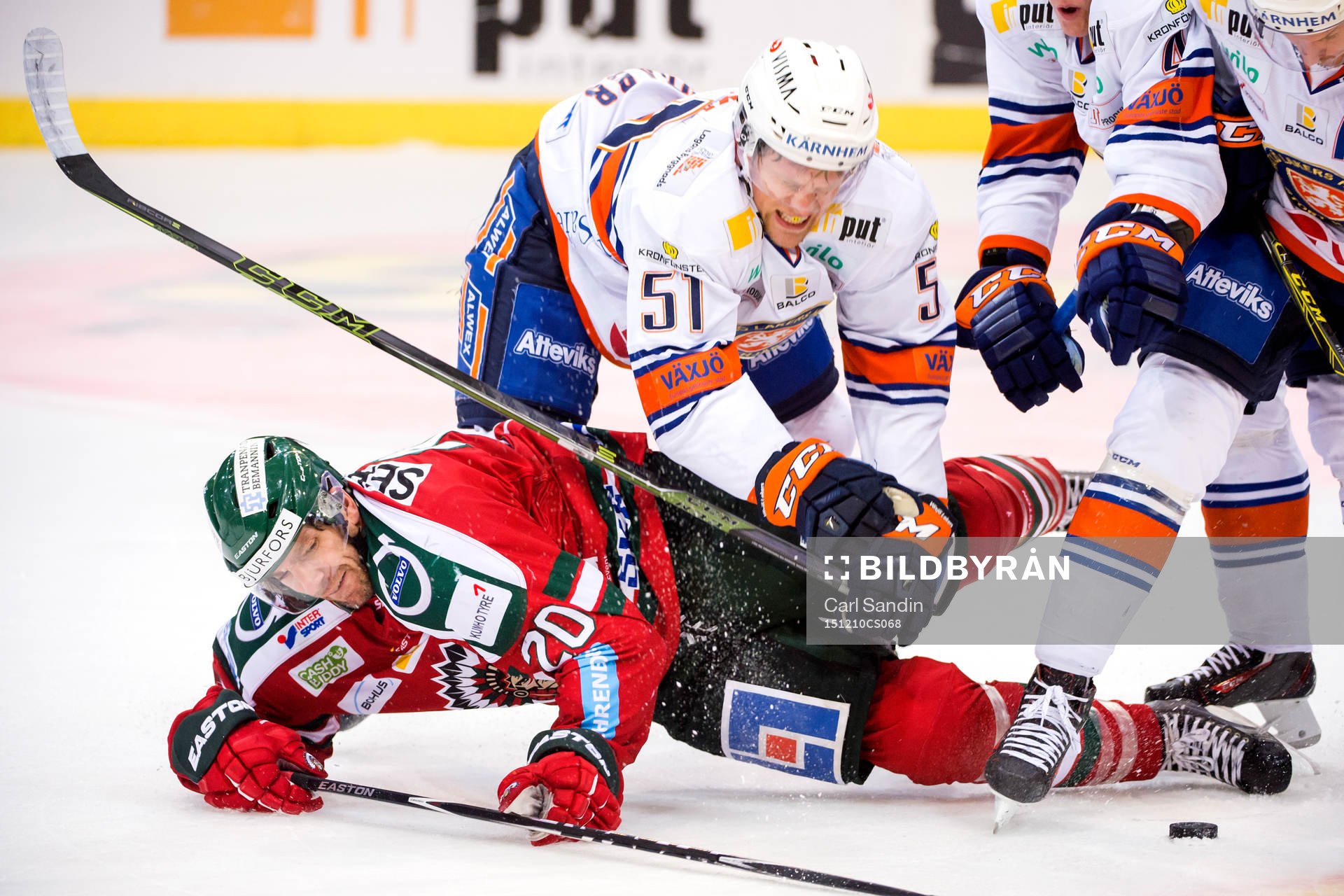 Frölundas Joel Lundqvist tacklas av Växjös Joey Crabb