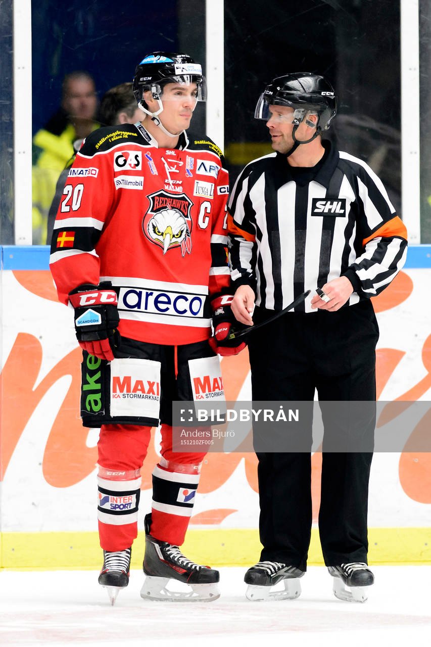 Malmö Redhawks  Henrik Hetta pratar med domare Patrik