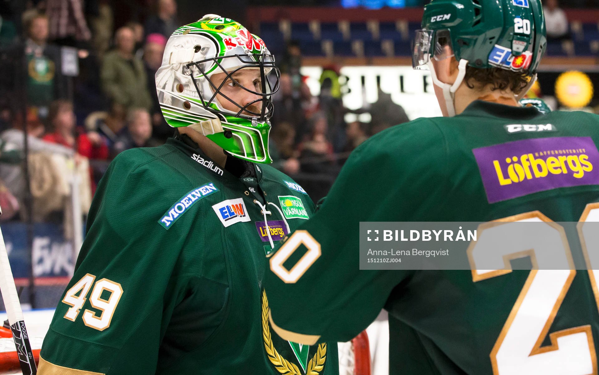 Färjestads målvakt Justin Pogge jublar