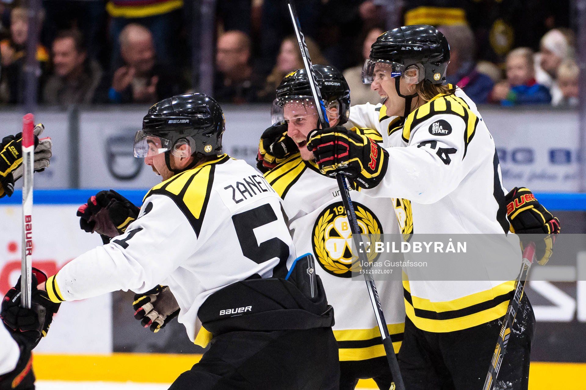 Brynäs Jonathan Pudas har gjort 3-2 och jublar