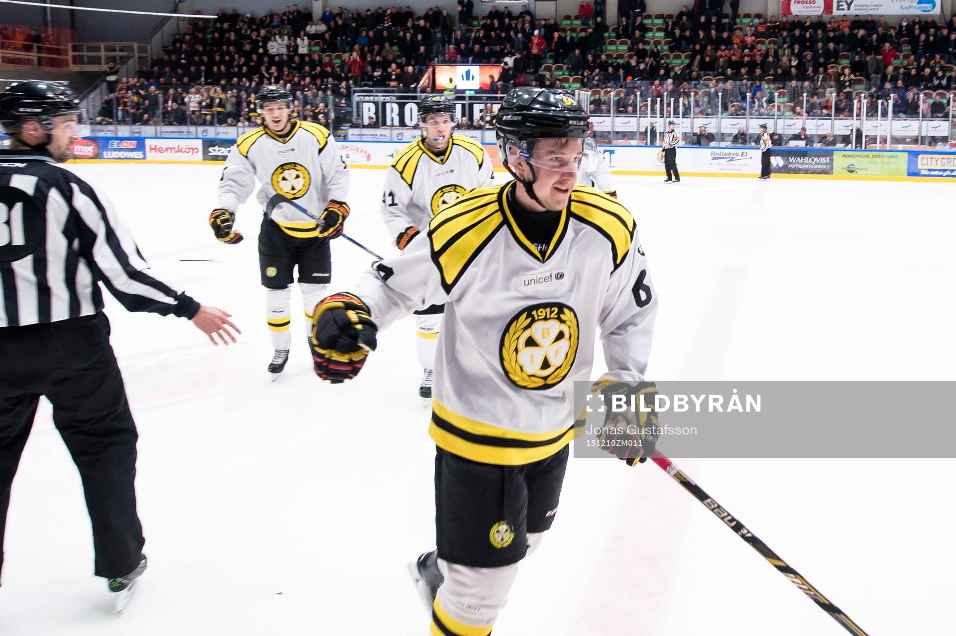 Brynäs Jonathan Pudas har gjort 3-2 och jublar