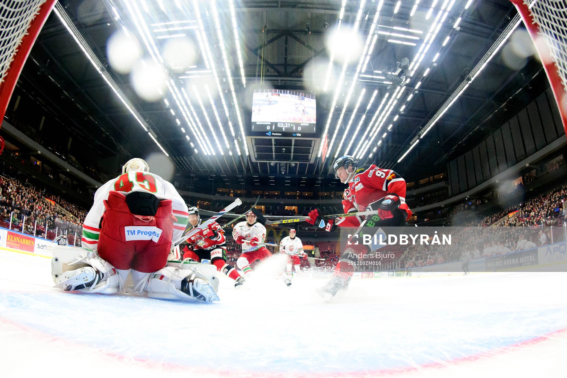 Malmö Redhawks Kim Rosdahl framför Modos mmålvakt