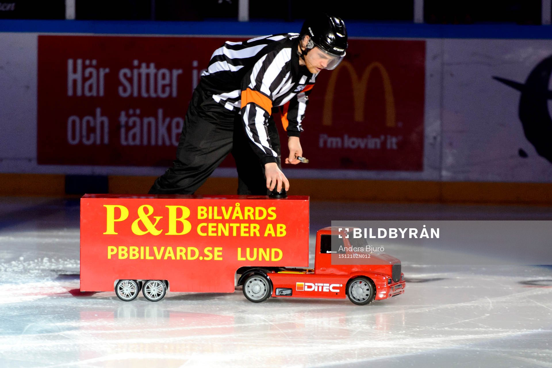 Domare Johan Gossas får matchpucken från en radiostyrd bil