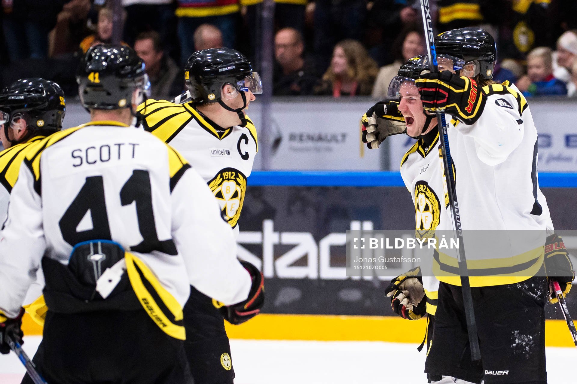 Brynäs Jonathan Pudas har gjort 3-2 och jublar