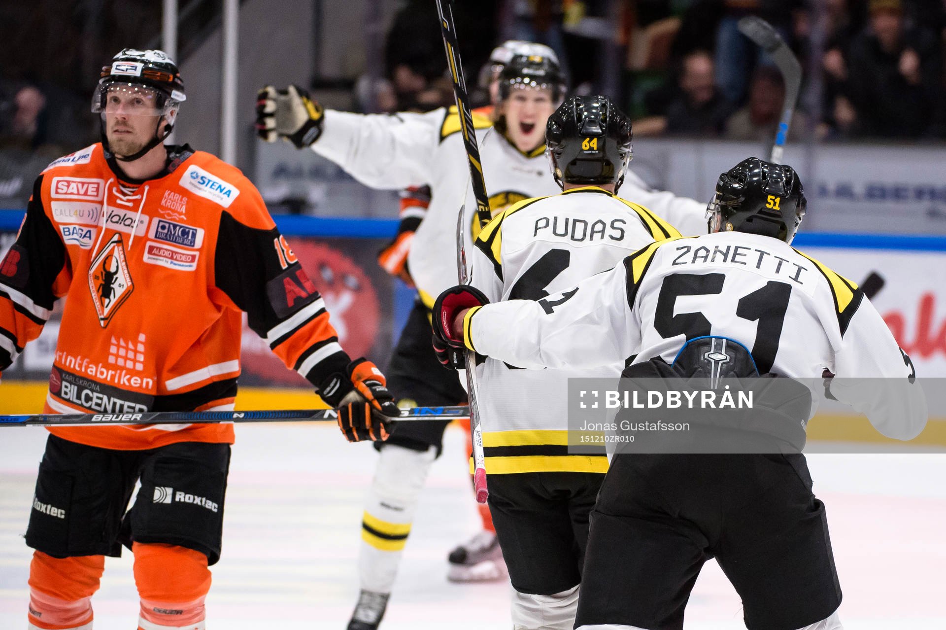 Brynäs Oskar Lindblom jublar mot Jonathan Pudas
