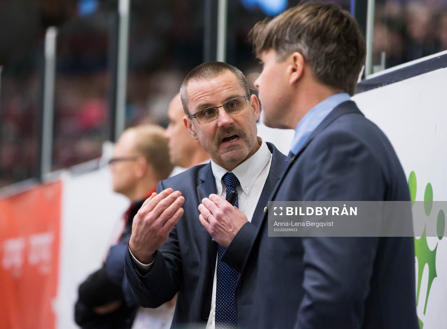 Färjestads tränare Tommy Samuelsson samtalar med