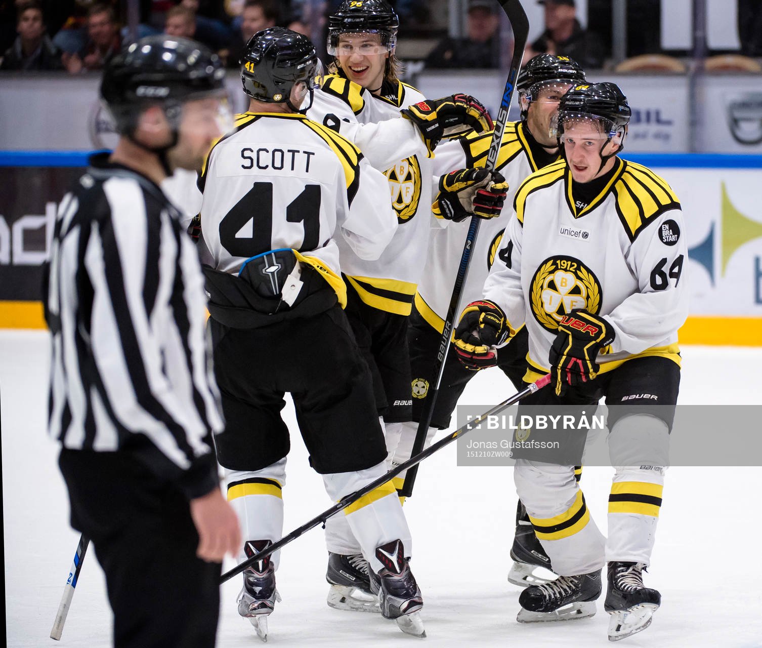 Brynäs Jonathan Pudas har gjort 3-2 och jublar