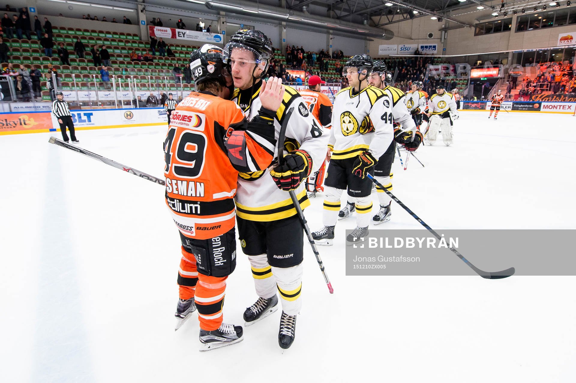 Brynäs Jonathan Pudas kramar om Karlskronas Filip Cruseman