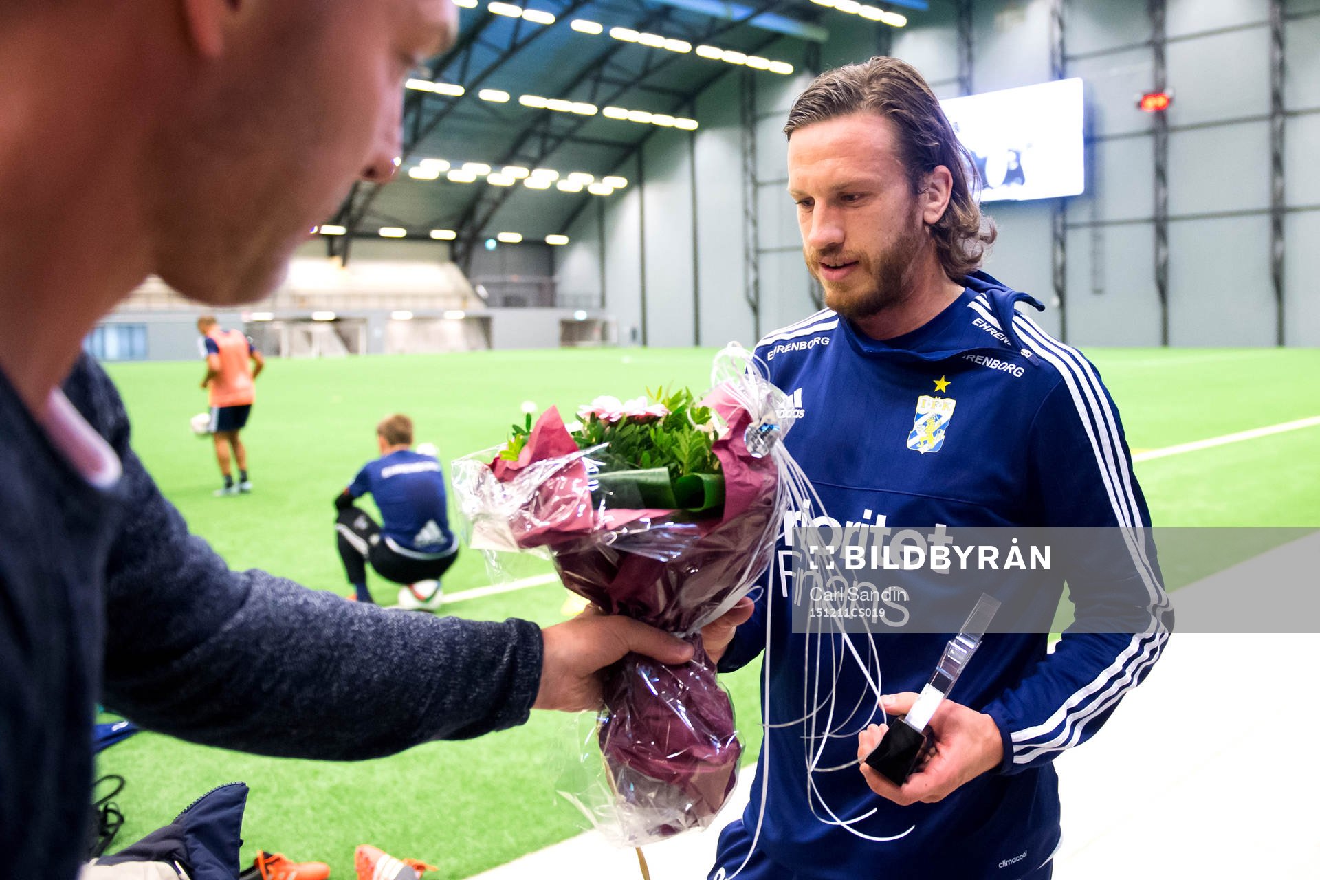Mattias Balkander överlämnar priset Göteborgs bästa