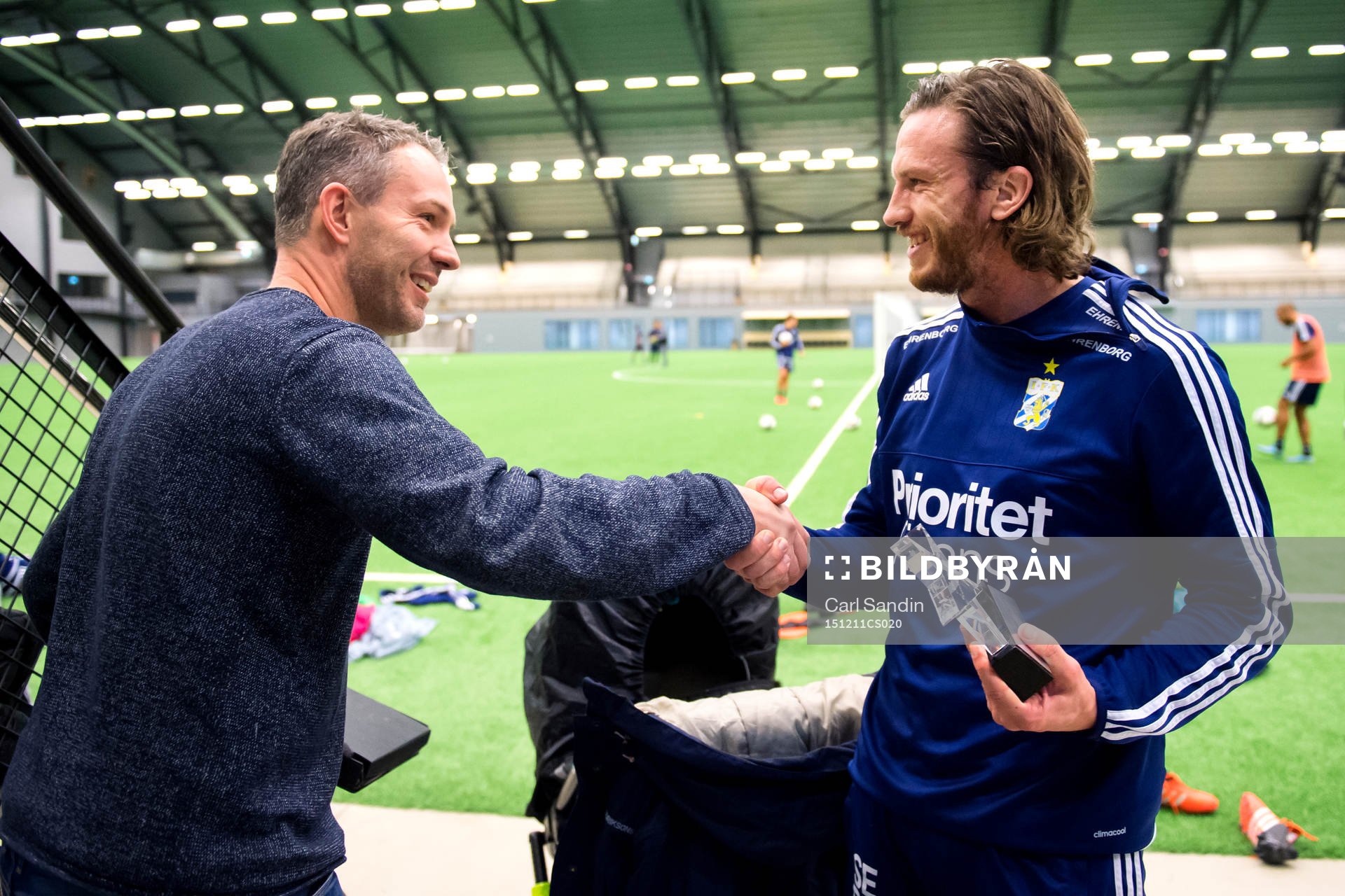 Mattias Balkander överlämnar priset Göteborgs bästa