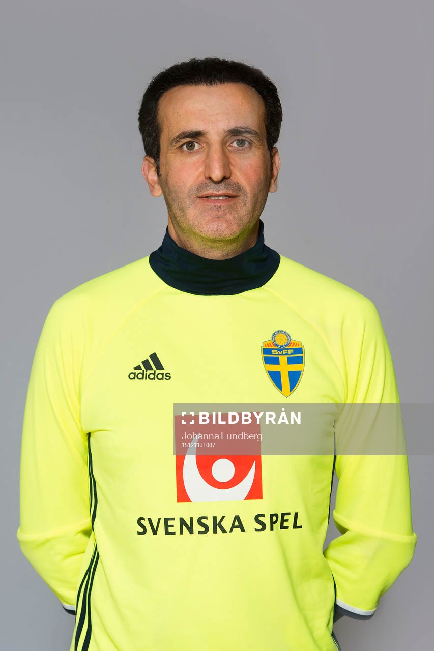 Elias Mineirji, tränare i P15/00-landslaget, poserar för ett porträtt den 11 december 2015 i Stockholm.