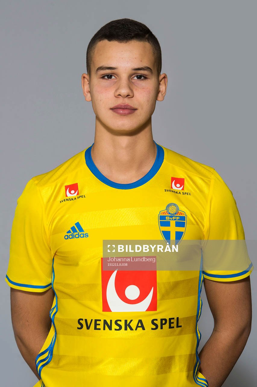 Isaaq Raghe som spelar i P15/00-landslaget, poserar för ett porträtt den 11 december 2015 i Stockholm.