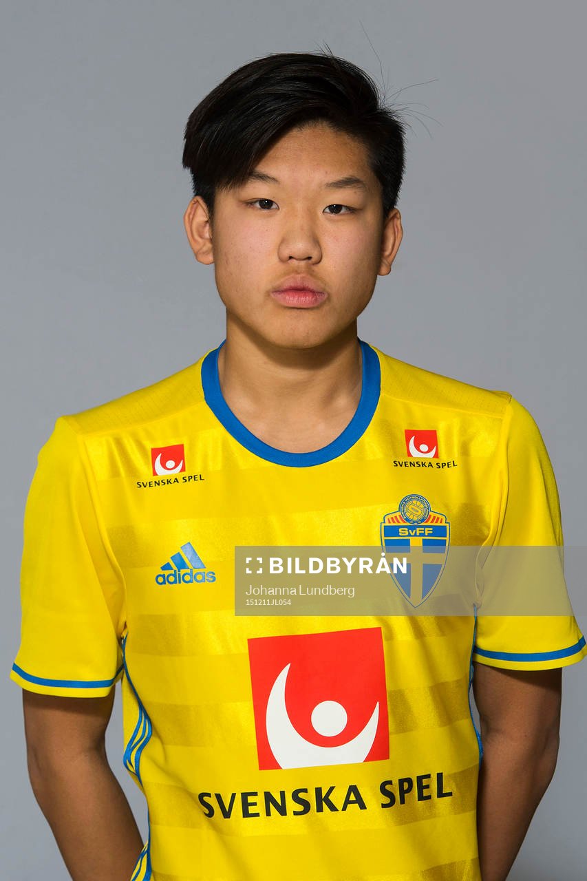 Martin Trinh som spelar i P15/00-landslaget, poserar för ett porträtt den 11 december 2015 i Stockholm.