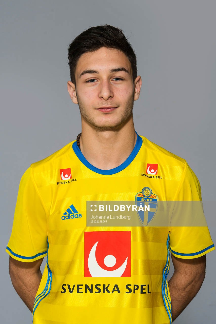 Elias Durmaz som spelar i P15/00-landslaget, poserar för ett porträtt den 11 december 2015 i Stockholm.