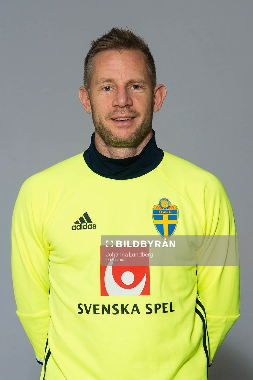 Stefan Larsson, naprapat i P15/00-landslaget, poserar för ett porträtt den 11 december 2015 i Stockholm.