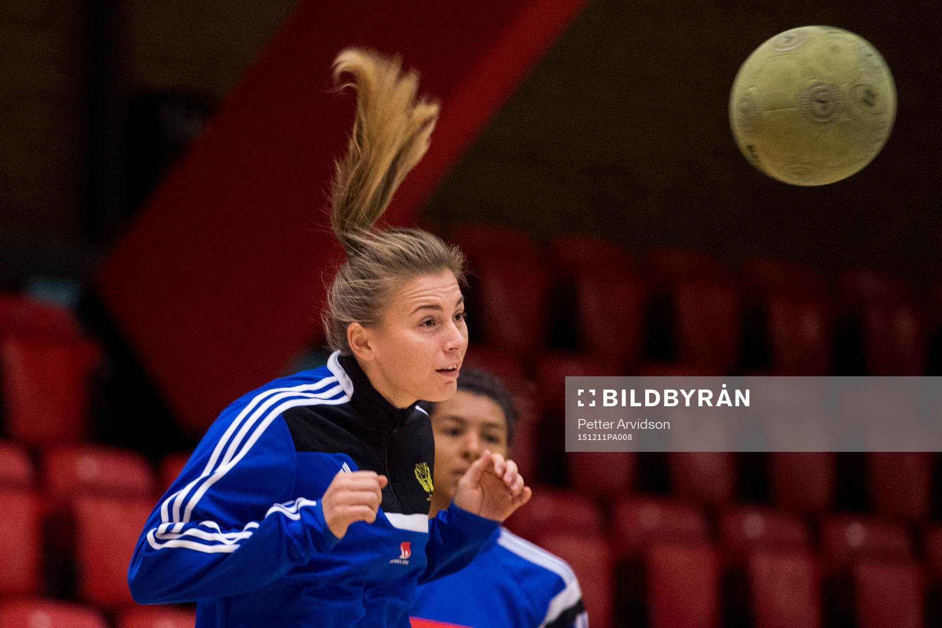 Isabelle Gulldén nickar en fotboll