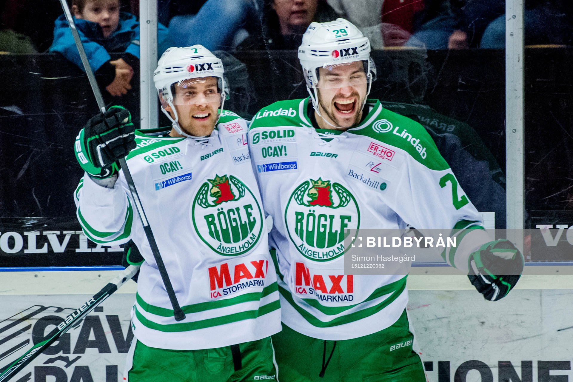 Rögles Partik Cehlin och Ludvig Rensfeldt jublar