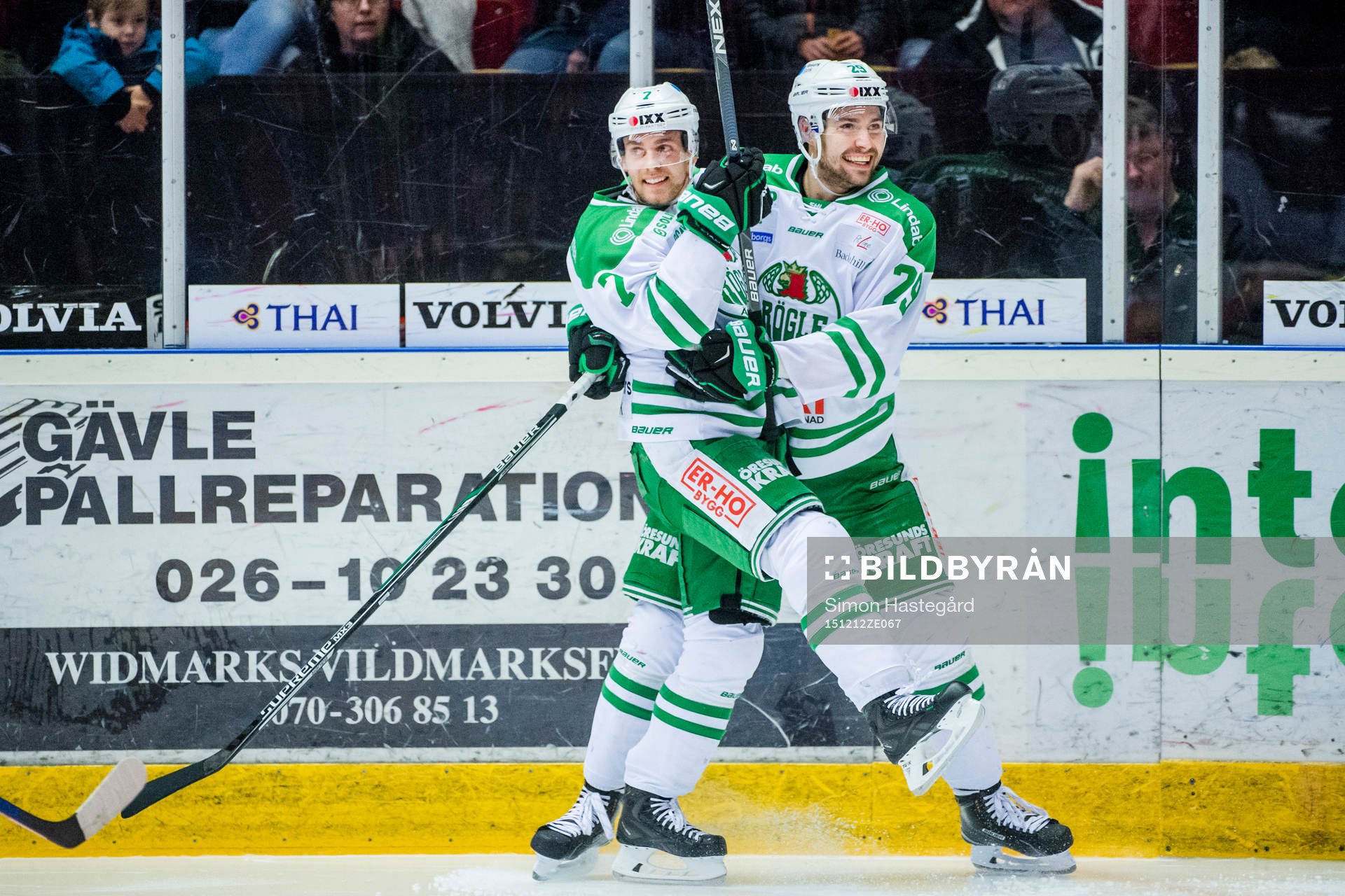 Rögles Partik Cehlin och Ludvig Rensfeldt jublar