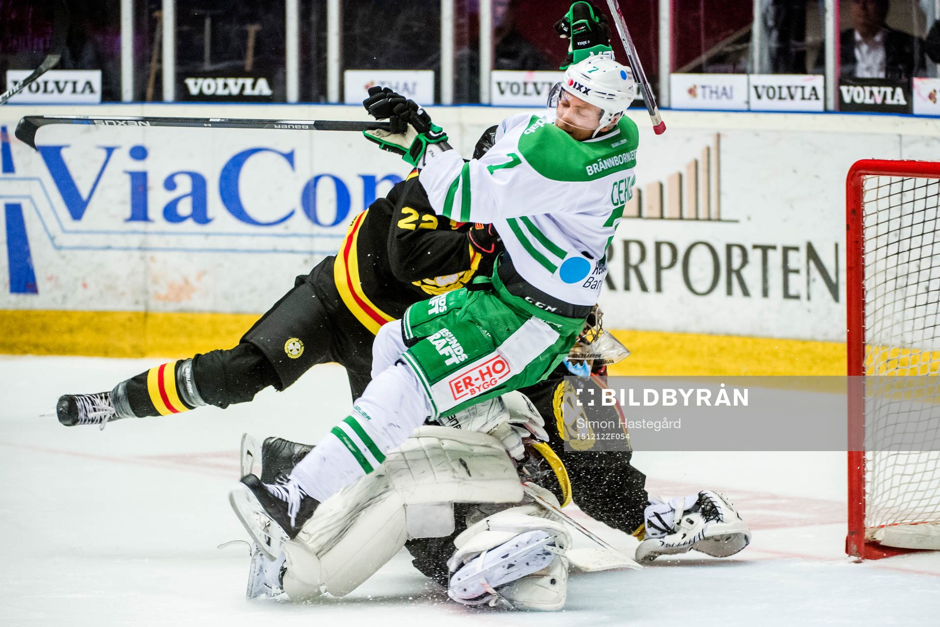 Rögles Partik Cehlin i en kollision med Brynäs målvakt