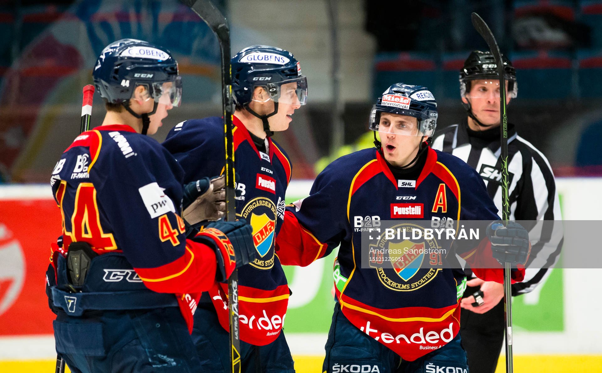 Djurgårdens Robin Alvarez (m) gör 4-1 och firar med Lukas