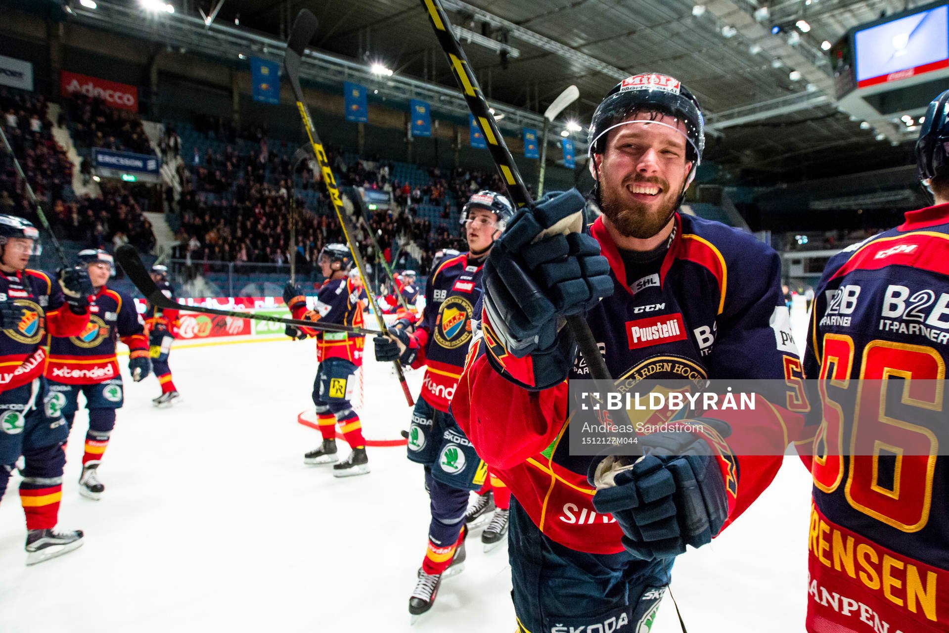Djurgårdens spelare med en glad Mikael Ahlén (närmast i