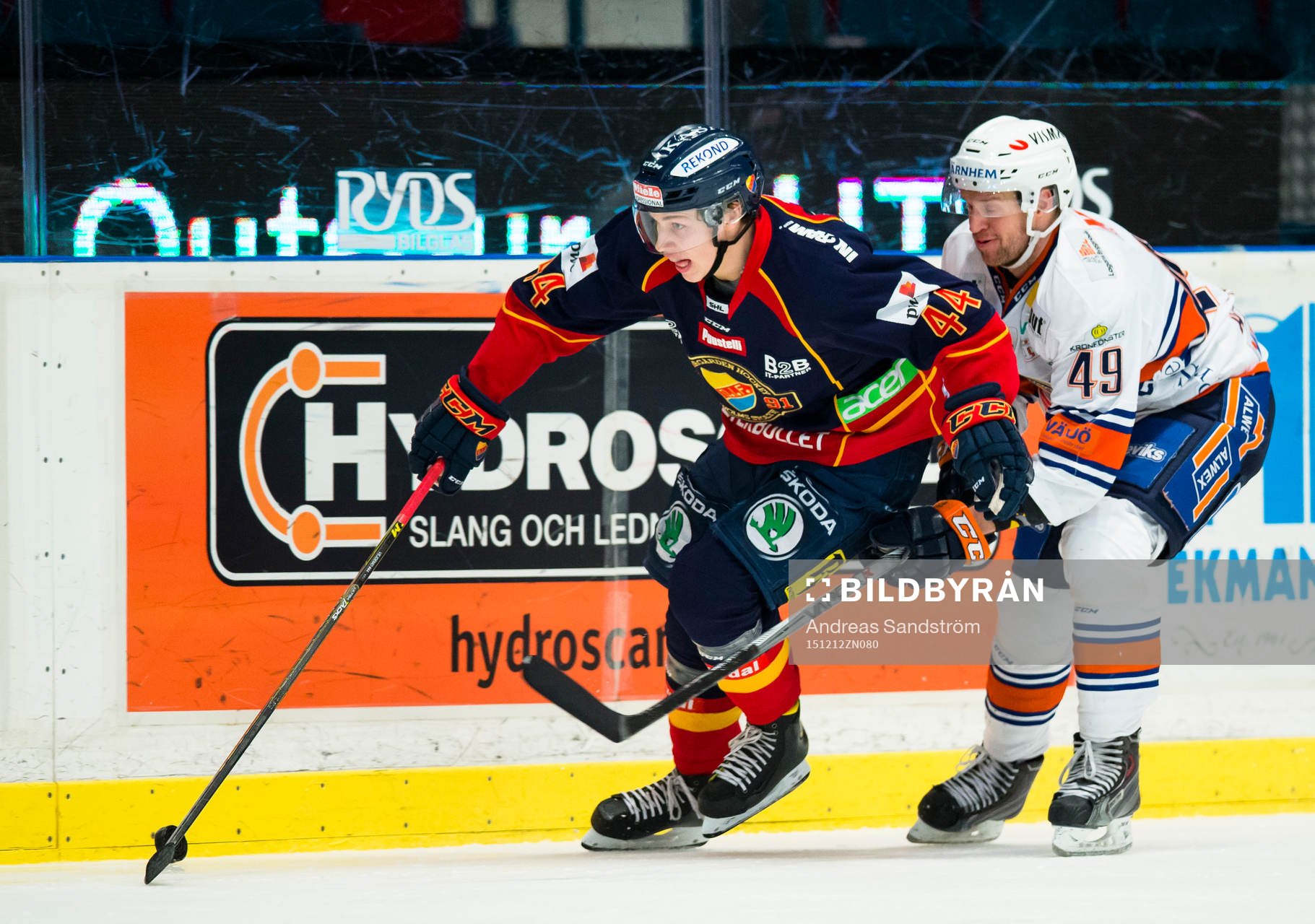 Djurgårdens Lukas Vejdemo i kamp om pucken med Växjös