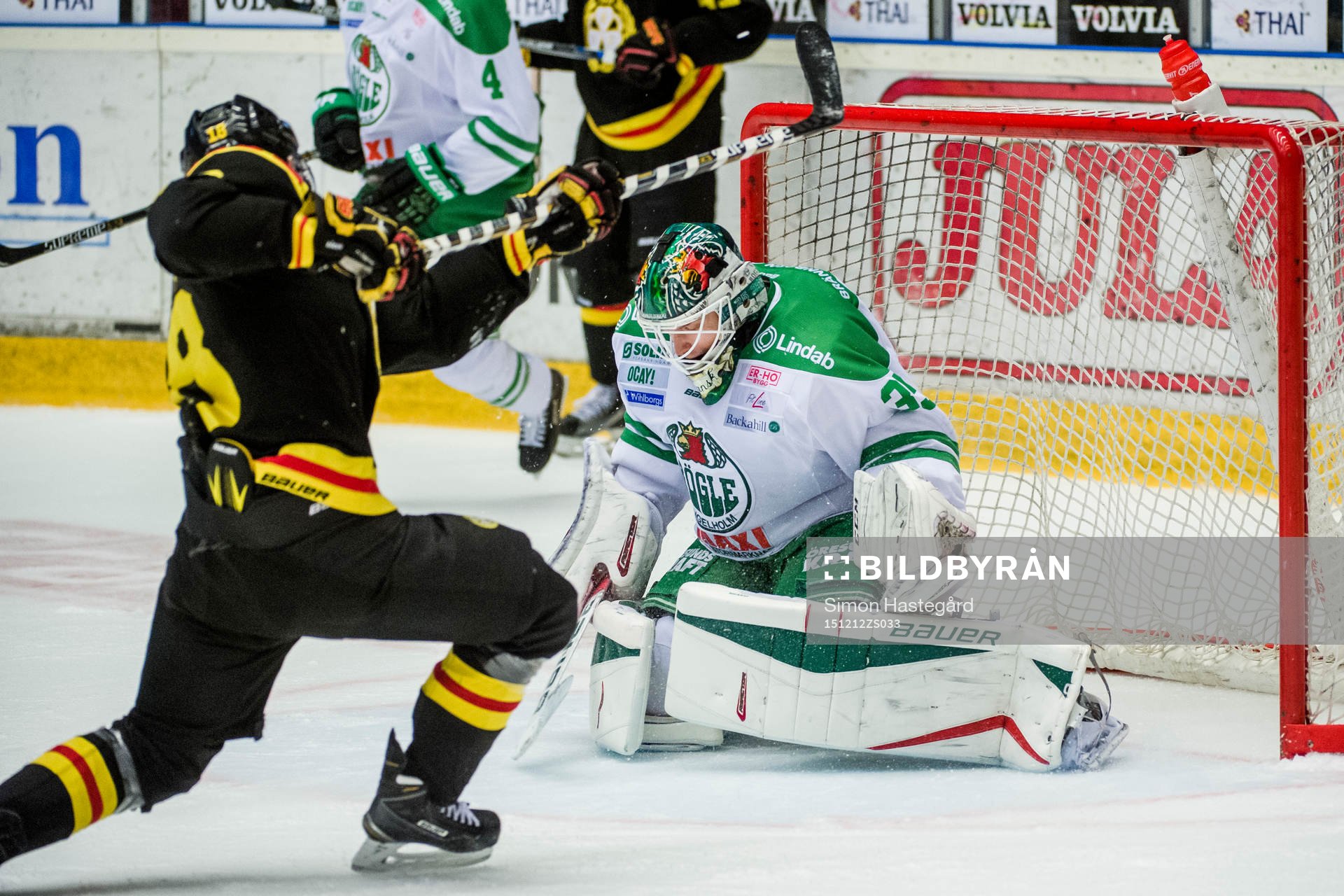 Rögles målvakt Oscar Dansk räddar skott räddar Brynäs