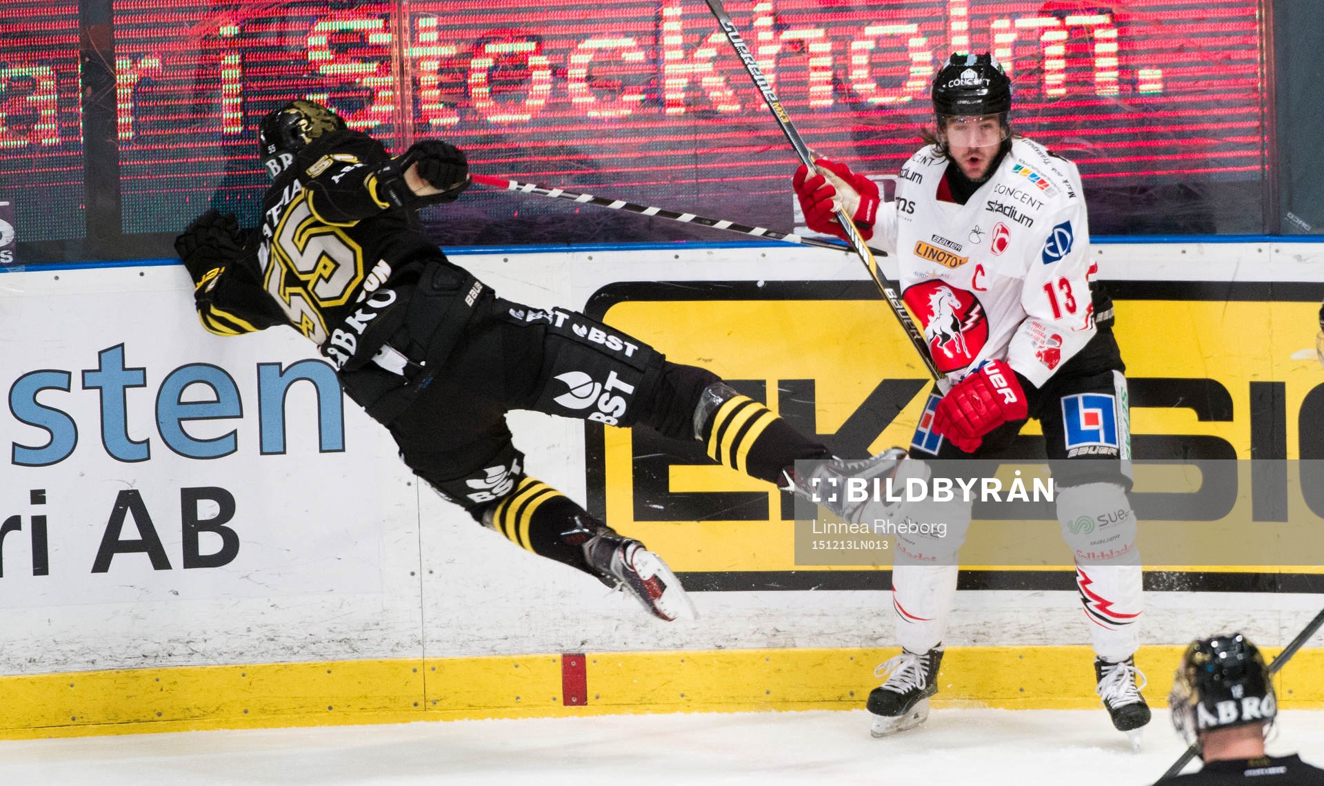s Simon Fredriksson och Vita Hästens Henrik Bankelius