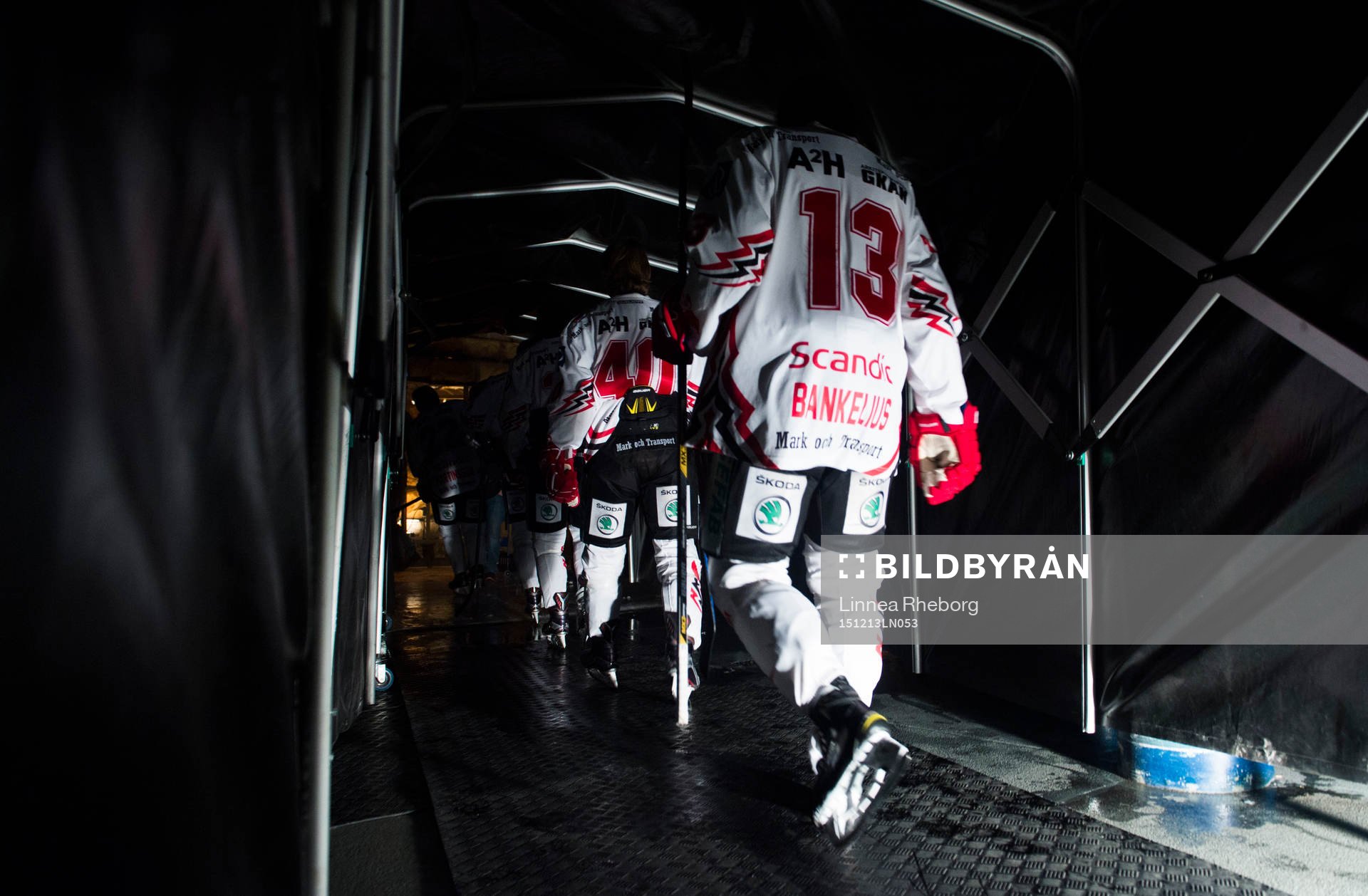 Vita Hästens Henrik Bankelius påväg ut till hockeyrinken