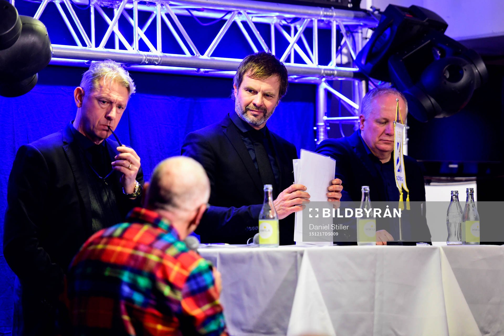 Ulf Ivarsson, kassör, Karl Jartun, ordförande och Mikael Källström ledamot svarar på frågor från medlemmarna under ett extrainsatt medlemsmöte för IFK Göteborg den 17 december 2015 i Göteborg.