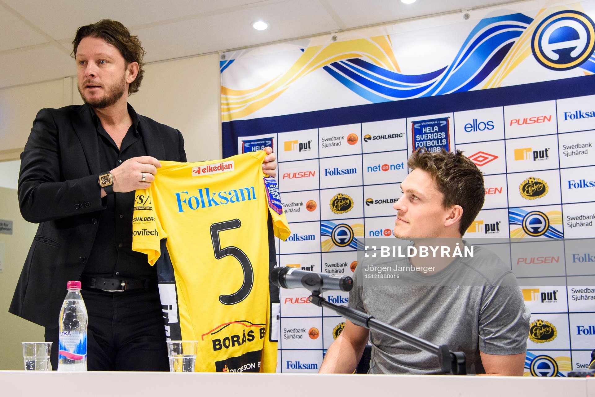 Elfsborgs klubbchef Stefan Andreasson håller upp tröja #5