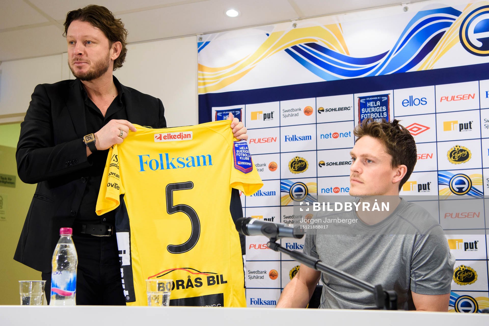 Elfsborgs klubbchef Stefan Andreasson håller upp tröja #5
