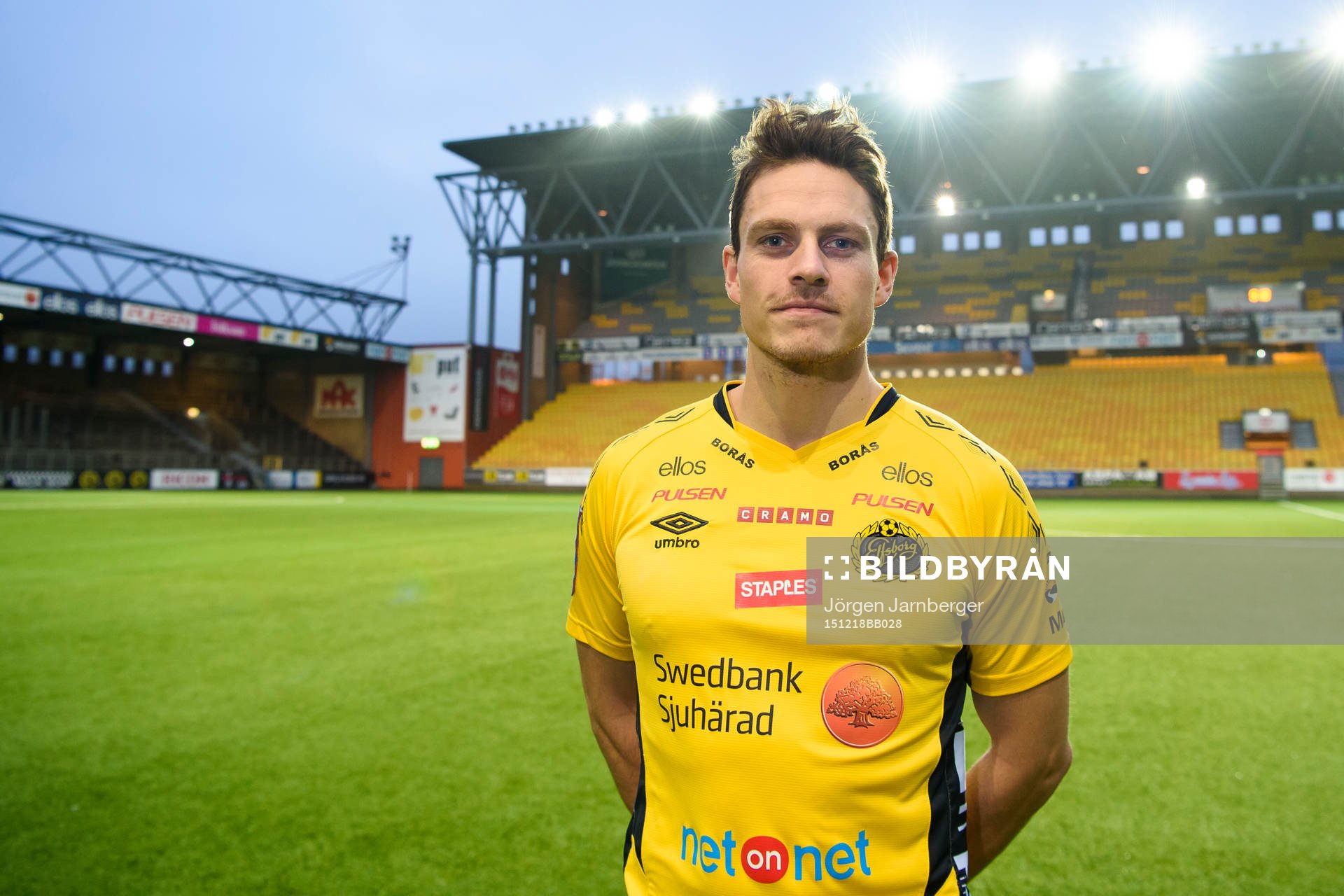 Nyförvärvet Jörgen Horn poserar på Borås arena