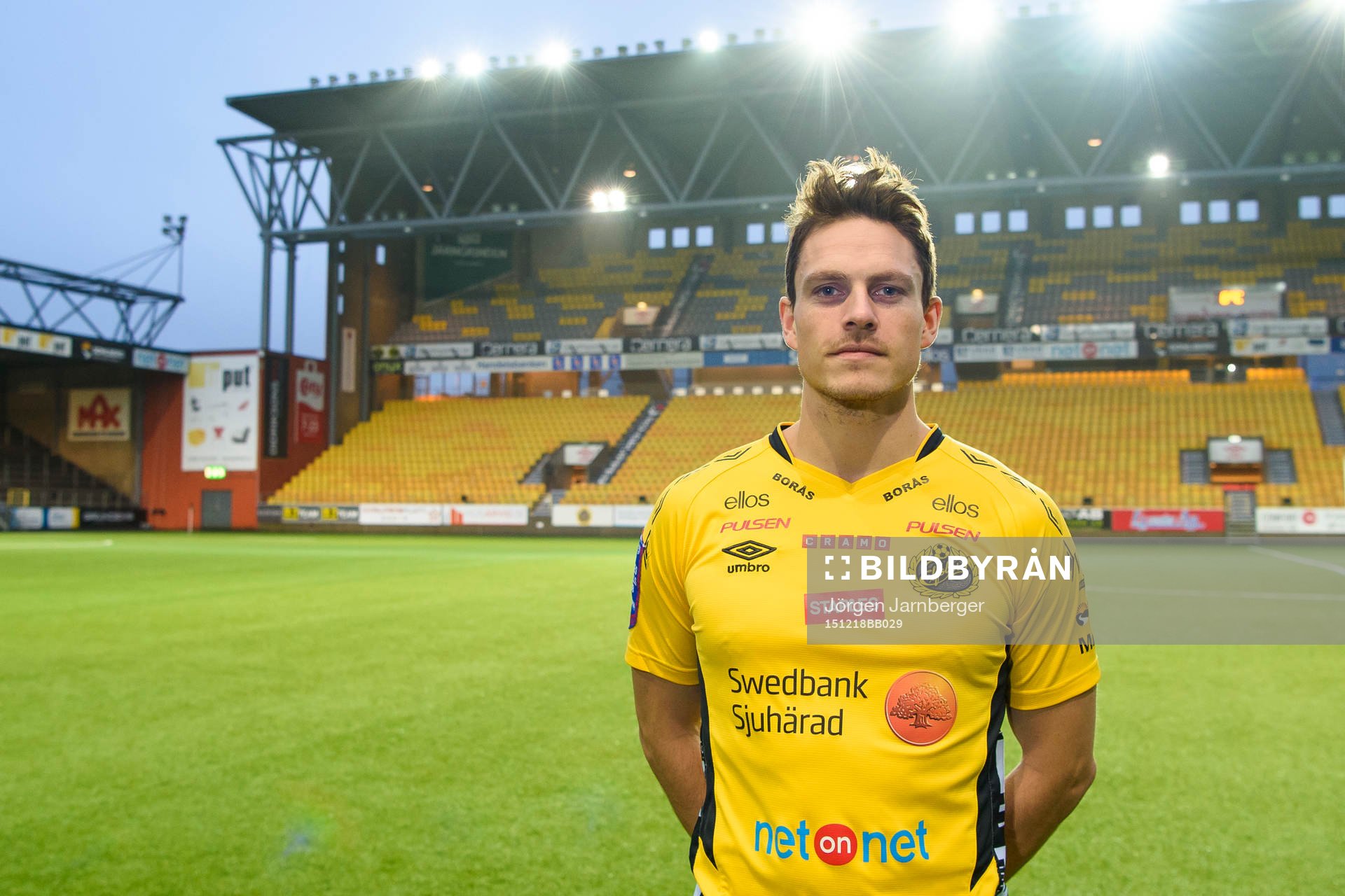 Nyförvärvet Jörgen Horn poserar på Borås arena