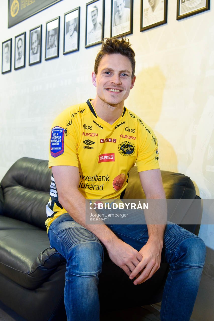Nyförvärvet Jörgen Horn poserar på Borås arena