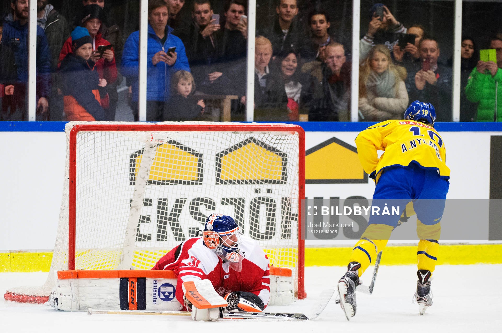 Danmarks målvakt Thomas Lillie släpper in 2-0 på straff