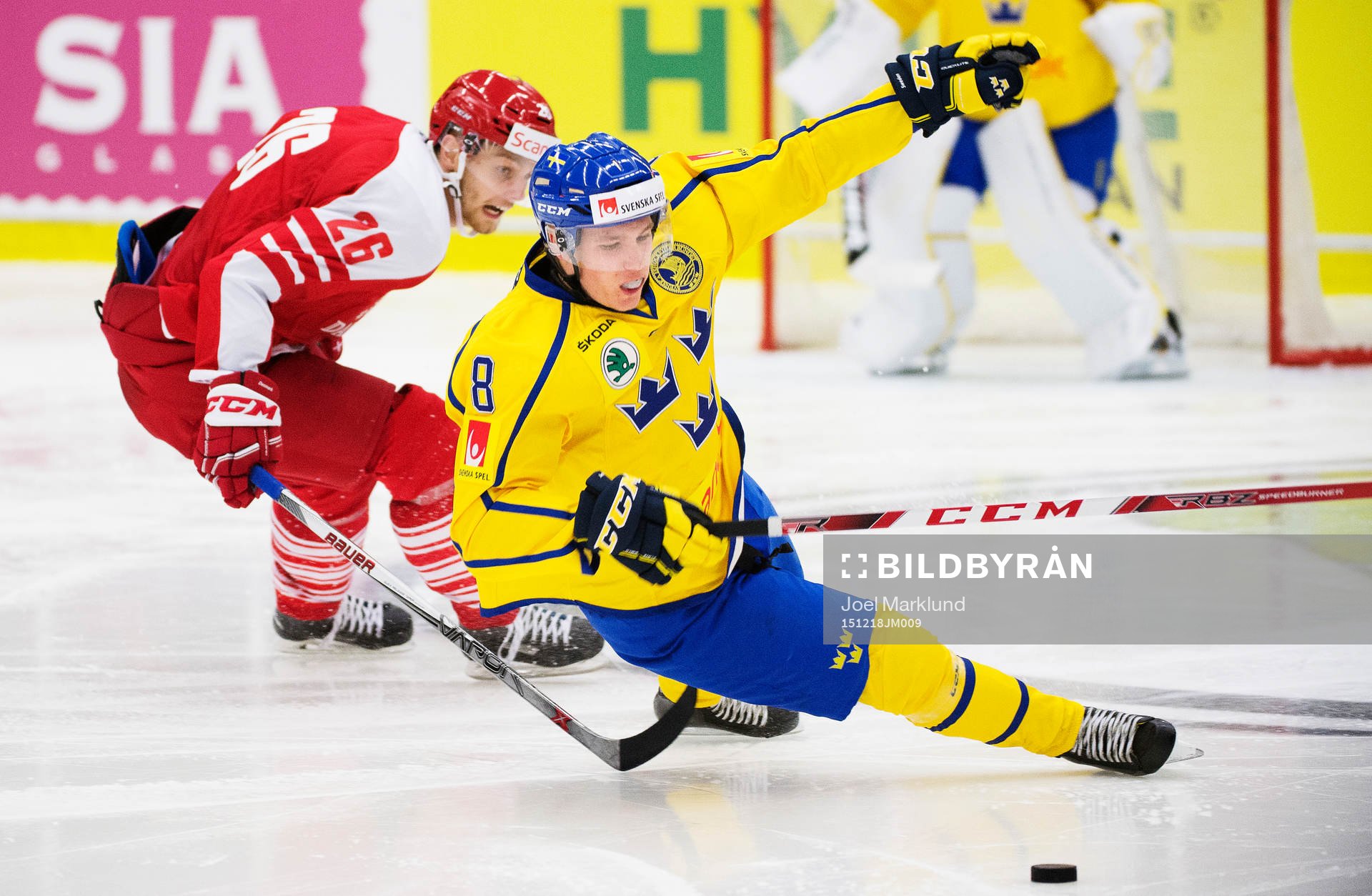 Danmarks Martin Eskildsen fäller Sveriges Gustav Forsling