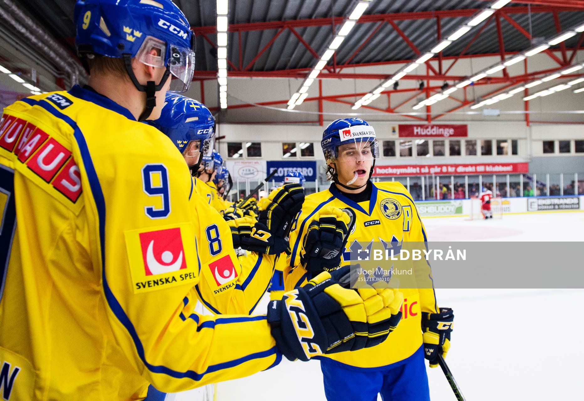 Sveriges Adrian Kempe jublar med lagkamrater