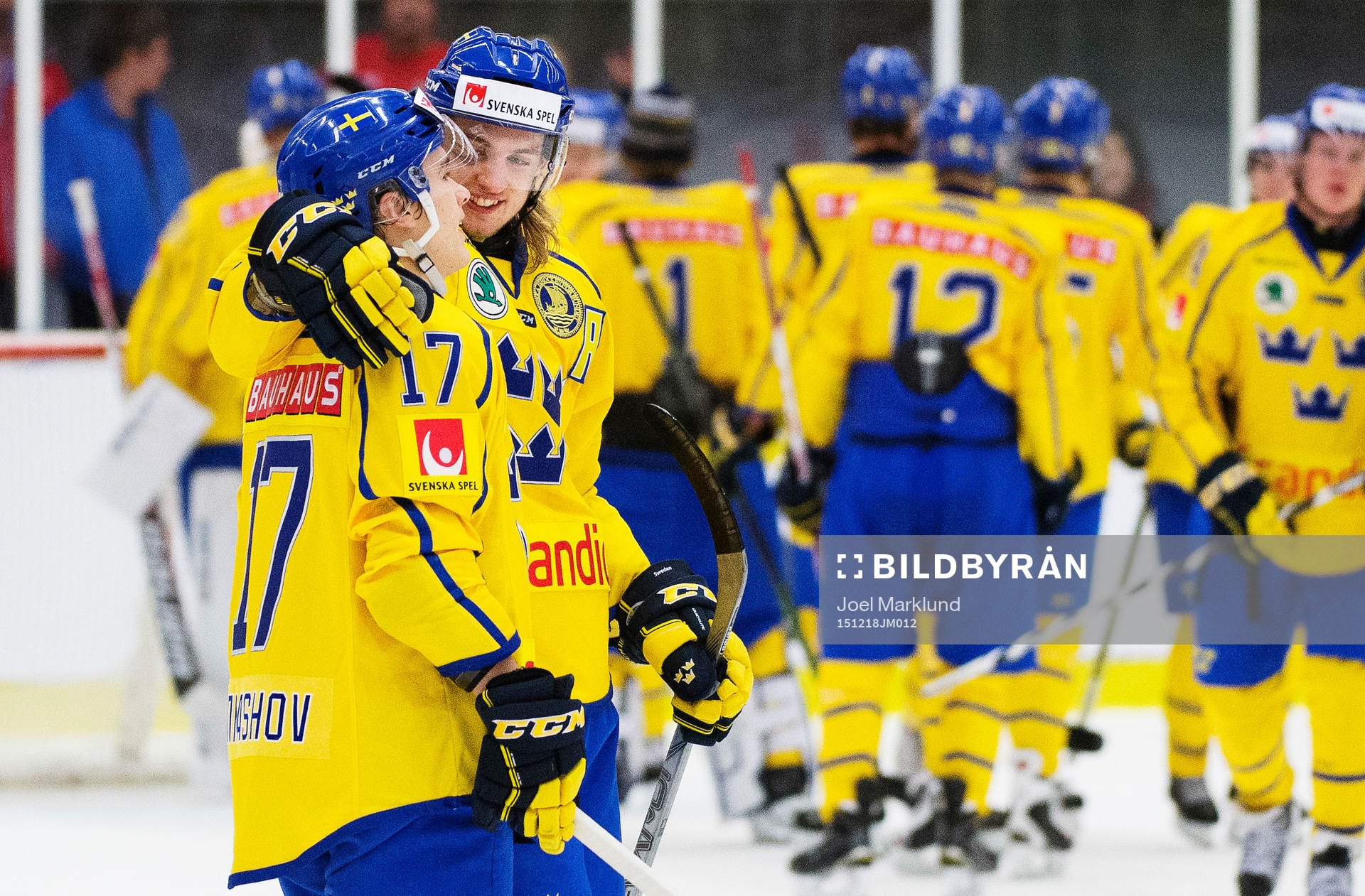 Sveriges Dmytro Timashov och William Lagesson kramar om