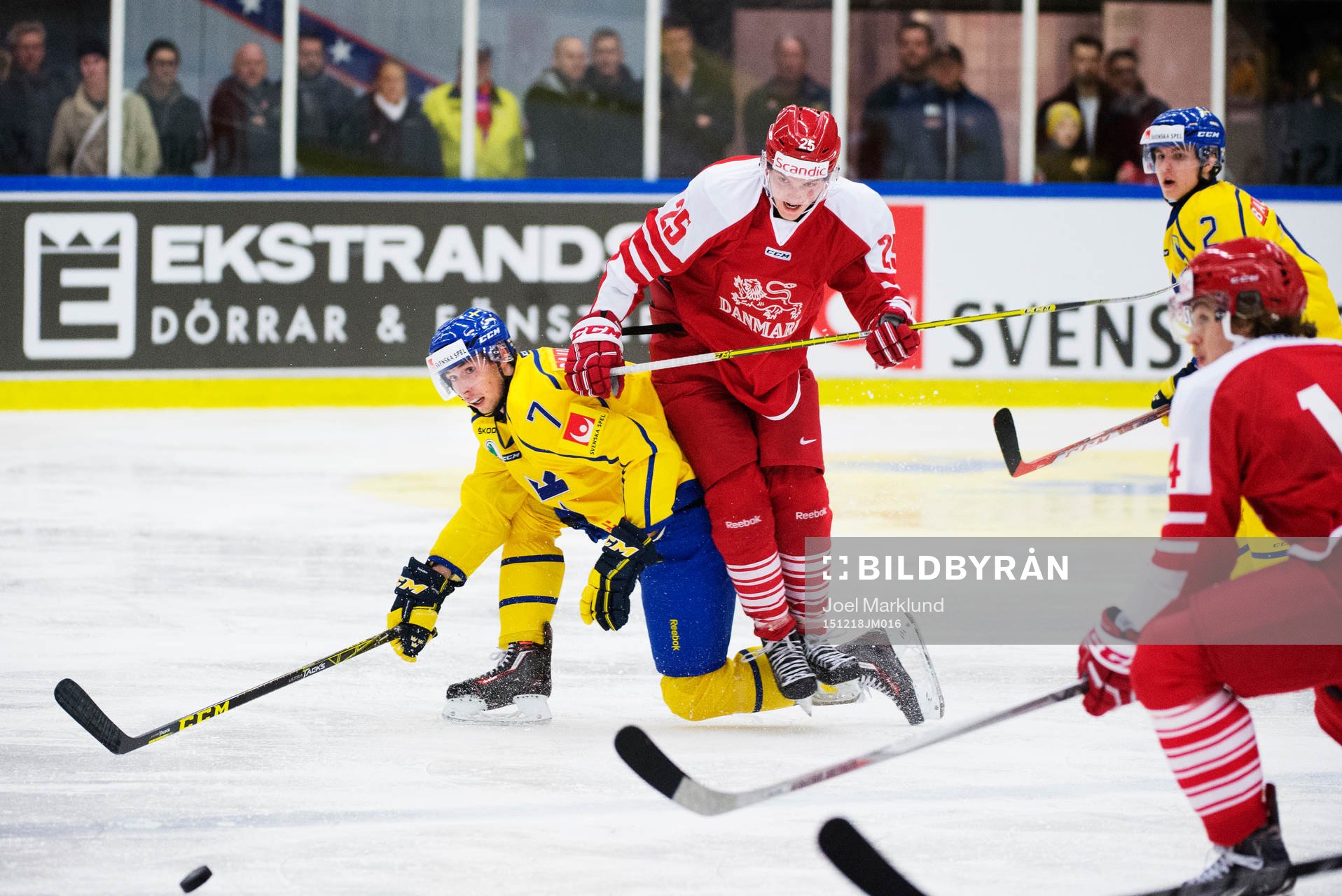 Sveriges Marcus Pettersson stoppar Danmarks Sören Nielsen
