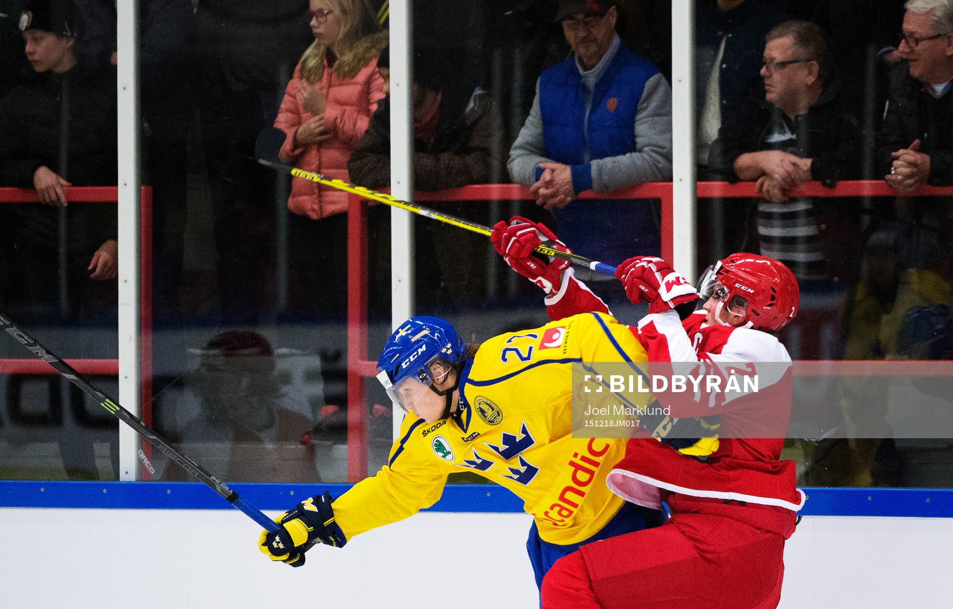 Sveriges Anton Karlsson i en duell med Danmarks Anders