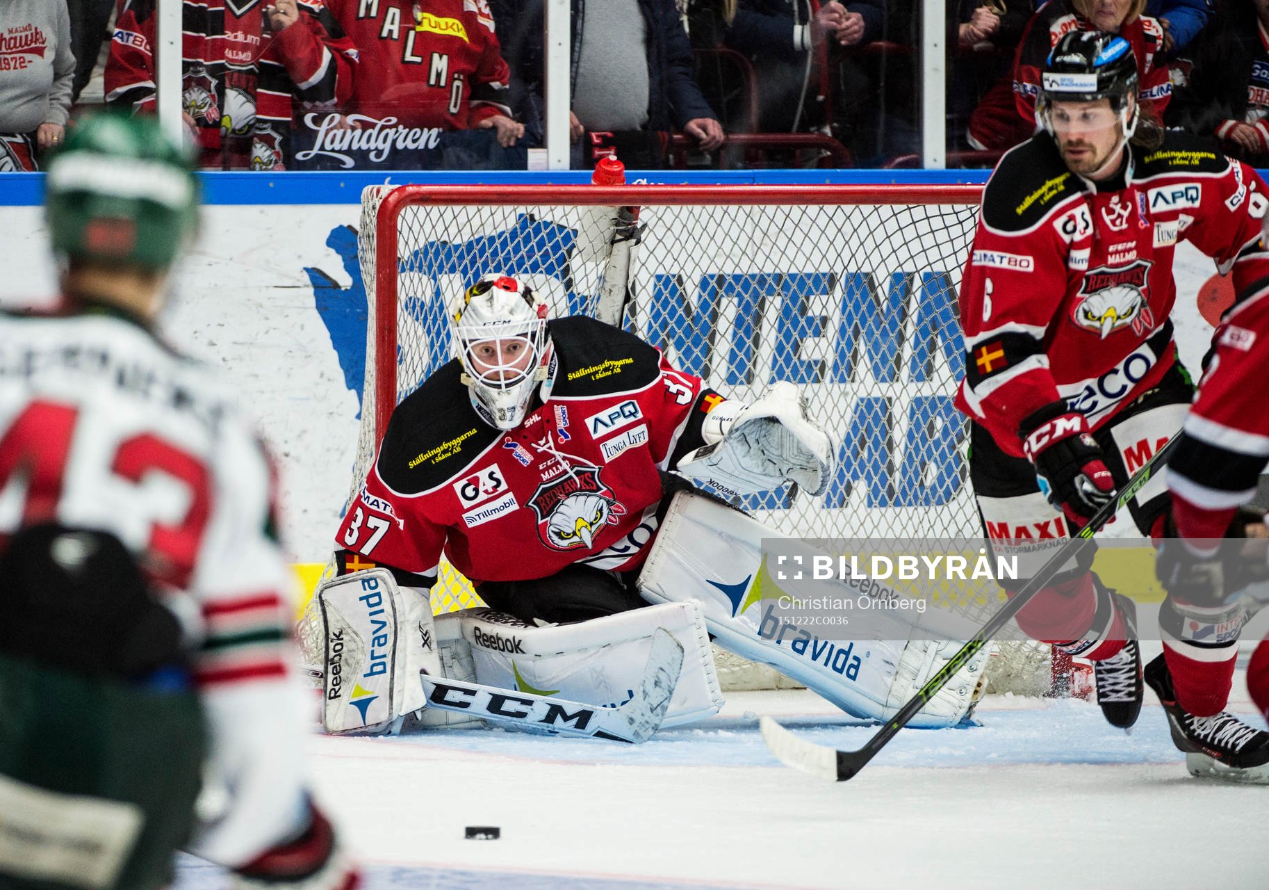 Pucken framför Malmö Redhawks målvakt Jonas Gunnarsson