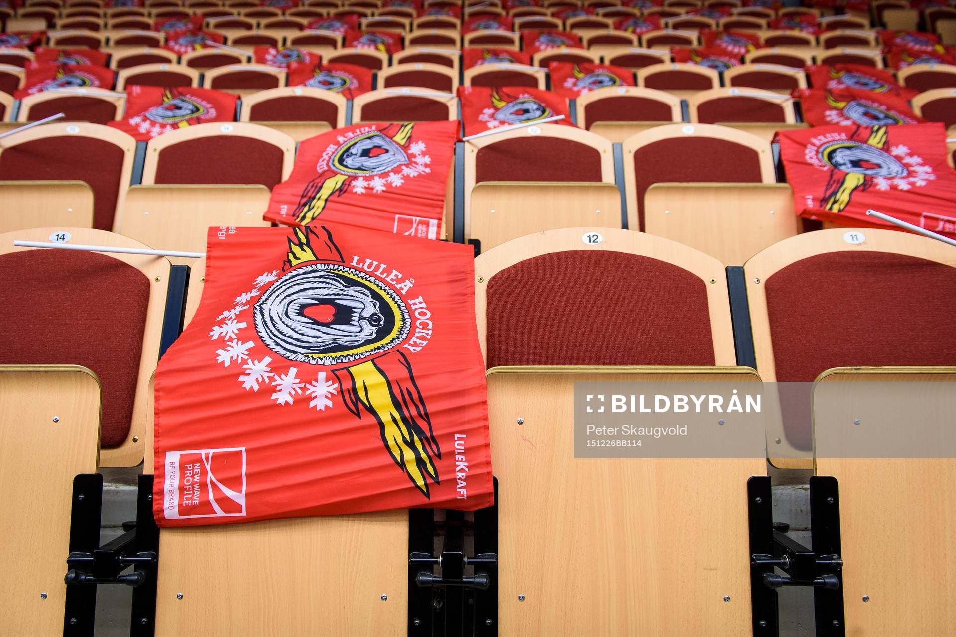 Flaggor läggs ut på stolarna i Coop Norrbotten Arena